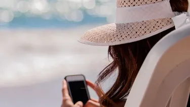 Hiperconexión laboral en Chile: Por qué más de un 60% de los chilenos sigue parcialmente conectado en vacaciones