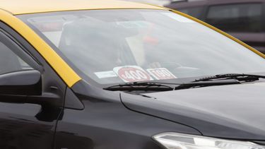 Reino Unido reclama a Chile por falsos taxistas en aeropuerto: Estafas llegarían a los $4 millones