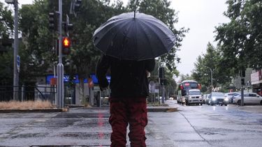 chubascos en santiago seran acotados: despues de las 09:00 habra nubosidad parcial y lluvia vuelve el domingo