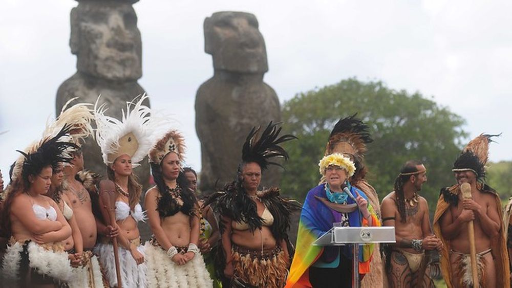 Bachelet firma decreto que entrega por 50 años la administración del Parque Nacional Rapanui a comunidad local