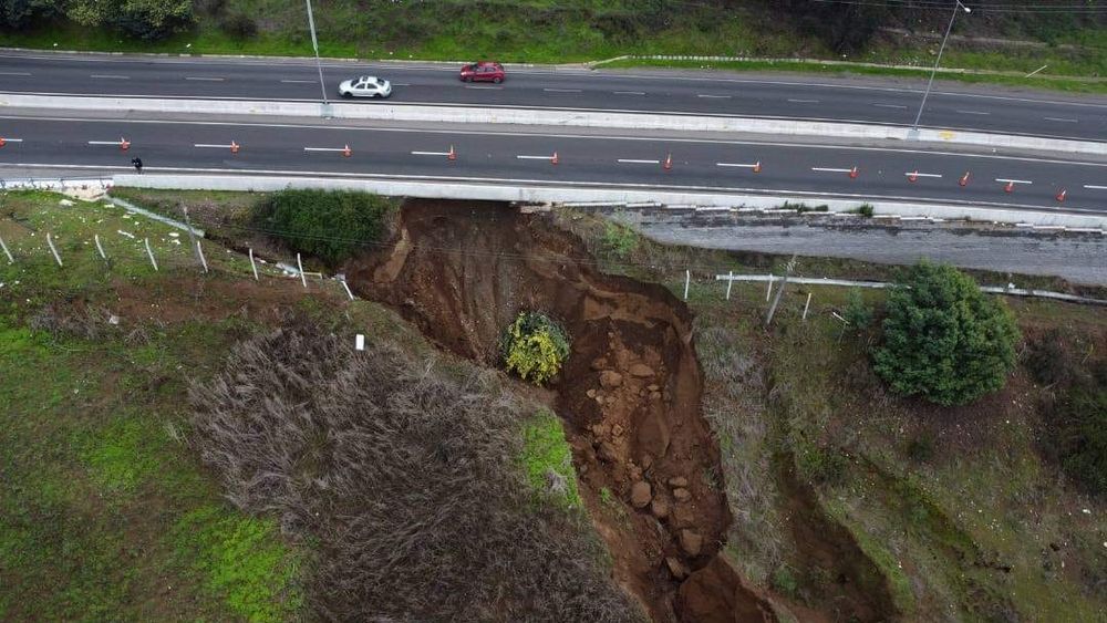 Nuevo socavón en Concón: Mide cerca de 20 metros y pone en peligro el Camino Internacional