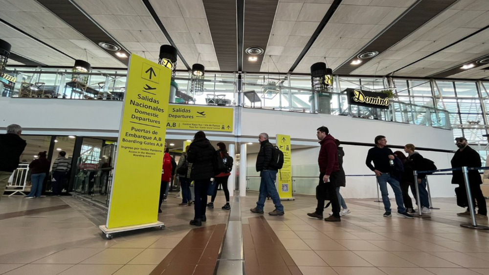 Zanjada discusión de 500 pesos: Tras acuerdo anuncian fin de huelga en Aeropuerto de Santiago