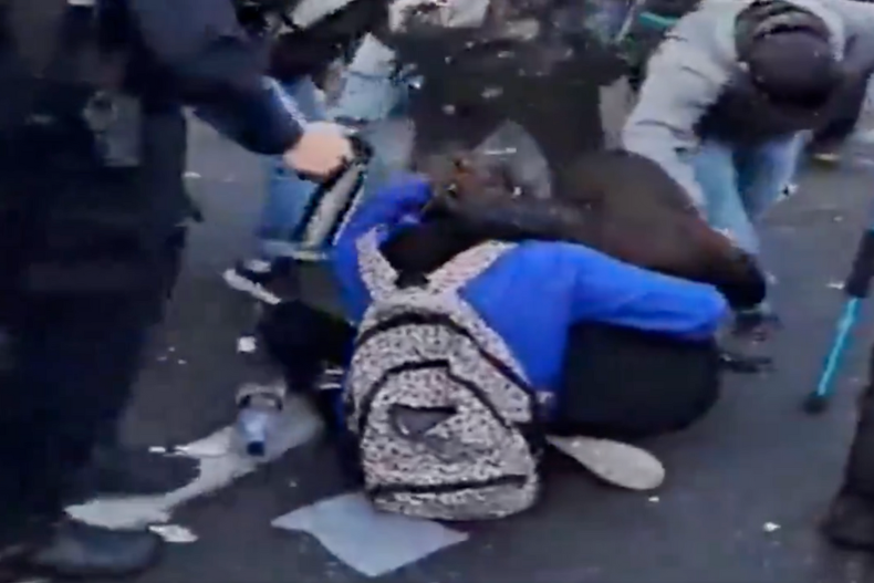 el gaseo a una nina de 10 anos y el posterior intento de encubrimiento policial desatan un escandalo en argentina.png