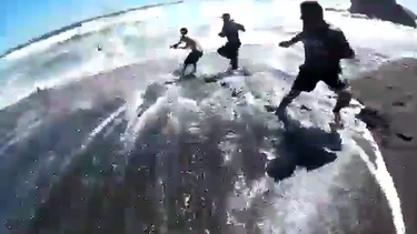VIDEO| Registro muestra el impactante rescate de una bañista que se ahogaba en Desembocadura del Biobío