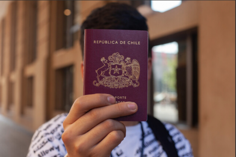 FOTO AGENCIA UNO pasaporte chileno e1679358953263.png