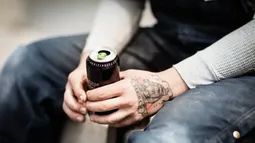 Bebidas energéticas: La mezcla de cafeína y azúcar que preocupa a especialistas por consumo de estudiantes en regreso a clases