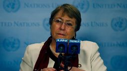 Michelle Bachelet pide escuchar a los valientes jóvenes que marchan por la libertad y el medioambiente
