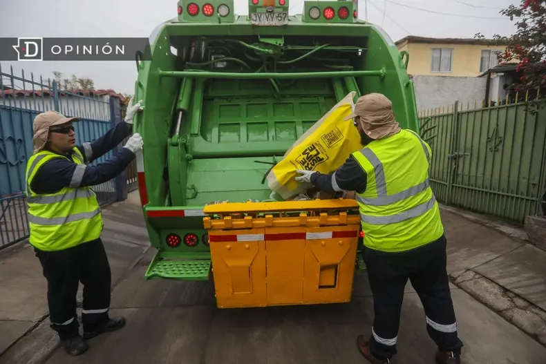 15981 dos personas metiendo una bolsa de reciclaje en un camion de.webp