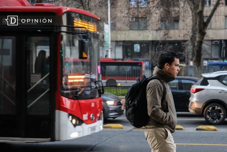 28548 hombre con audifonos en la calle.webp