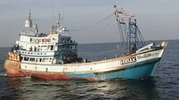 Decenas de barcos ilegales tailandeses pescan tiburones y peces en valiosa pradera marina para alimentar pollos y cerdos