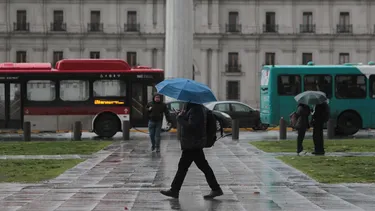 ¡No guardes el paraguas! DMC confirma chubascos en Santiago para este viernes 24 de octubre