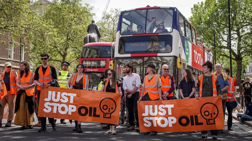 Grupo ecologista que lanzaba latas de pintura a obras de arte anuncia que abandona sus acciones de protesta