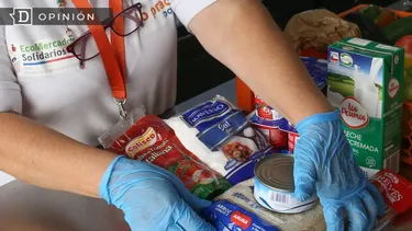 El Desconcierto | 17040 persona trabajando en un ecomercado solidario.webp