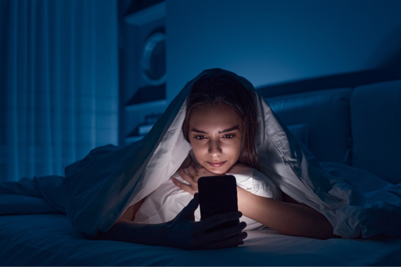 9 de cada 10 chilenos se conecta a internet del telefono y destinan 3 horas al streaming y la tv.png