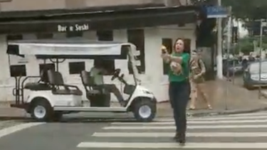 VIDEO| Diputada bolsonarista persigue a hombre con una pistola en la vía pública en Brasil