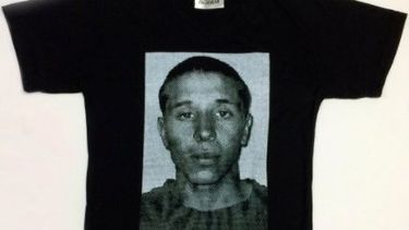 Hablan los creadores de la polera de Hans Pozo: La ropa no se trata necesariamente de sentirse cómodo, sino de identidad