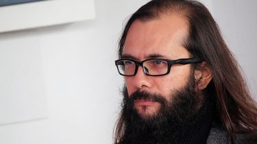 Marcelo Lagos indica zonas con mayor probabilidad de experimentar un temblor de mayor intensidad. Créditos: Agencia Uno.&nbsp;