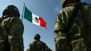 El Ejército de México vendió armas a criminales, revela hackeo