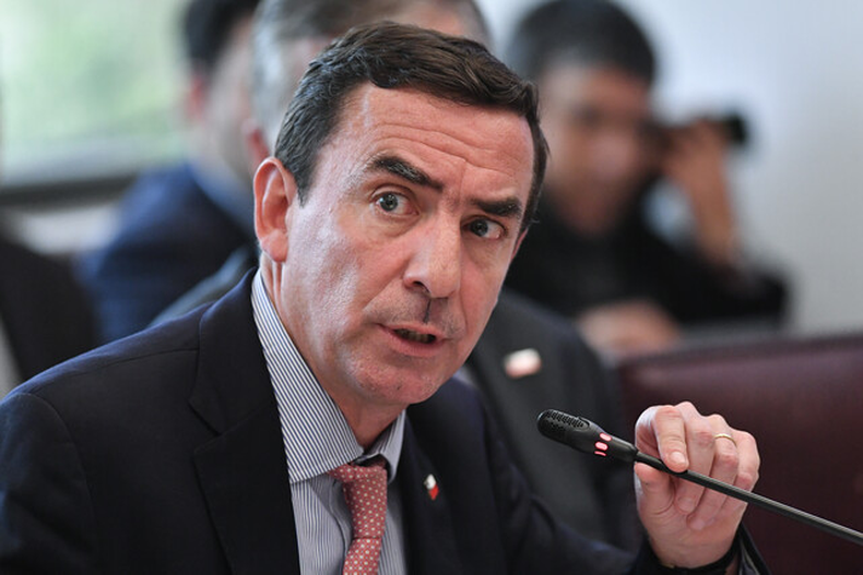 Ministro de Justicia, Fernando Rabat, es oficiado por diputados del Partido Socialista. Créditos: Agencia Uno.