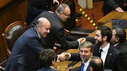 El ministro de hacienda Jorge Quiroz junto al ministro de segpres José García Ruminot - Agencia Uno