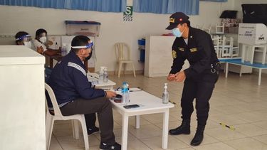Izquierda y derecha extremas se alistan para cruce en segunda vuelta en Perú