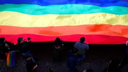 Gobierno de Italia se lanza contra comunidad LGTBIQ+ y causa tensión en Europa