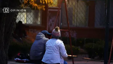 El Desconcierto | 16698 imagen de dos personas sentadas en una plaza.webp
