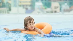 Ante alza de paseos en piscinas: Sepa cómo operar frente a caídas y lesiones de menores