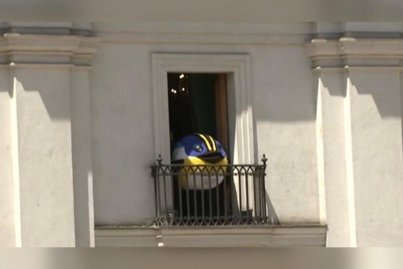 video fiu saluda desde el balcon presidencial e1699457544951.jpeg