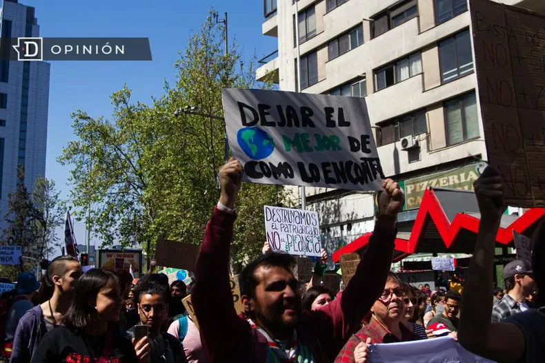 19117 cartel en una marcha por el medio ambiente.webp