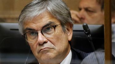 Ministro Marcel es víctima de robo: Sustrajeron objetos desde su vehículo estacionado