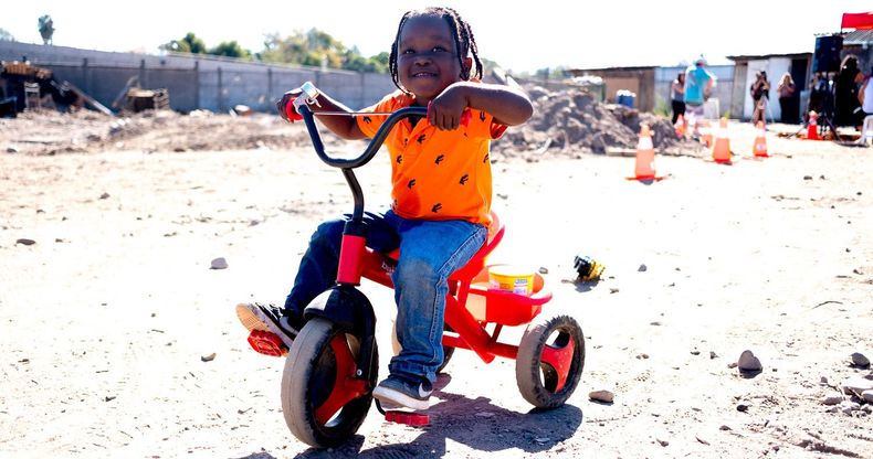 Nino haitiano en campamento de Maipu.jpg