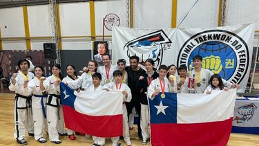 El Desconcierto | ricardo gonzalez instructor taekwondo llegamos con 15 competidores y tuvimos 37 medallas e1697225860706.jpeg