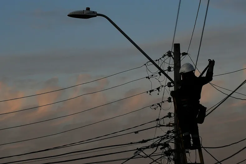 inmobiliaria corto suministro electrico a parcela en paine por supuesta deuda corte ordena reponer la energia.webp