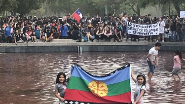 El Desconcierto | Bandera mapuche ninas scaled.jpg