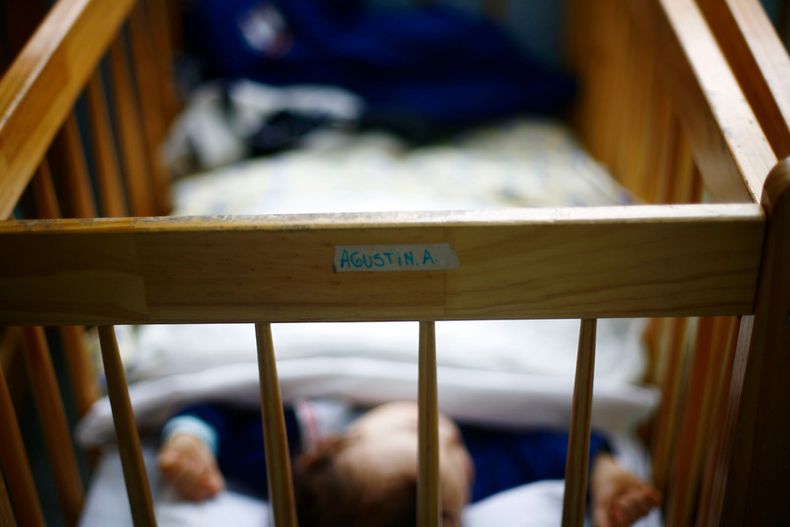 mientras embarazos adolescentes disminuyen natalidad de extranjeros en chile aumenta.jpg