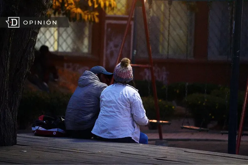 16698 imagen de dos personas sentadas en una plaza.webp