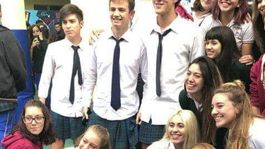 Un colegio pidió a sus alumnas que alarguen sus faldas para evitar abusos y sus compañeros protestaron junto a ellas