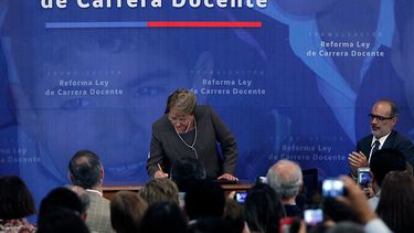 El Desconcierto | Bachelet carrera docente.jpg