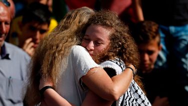 La resistencia continuará hasta que la ocupación termine: Las primeras palabras de Ahed Tamimi tras ser liberada por Israel