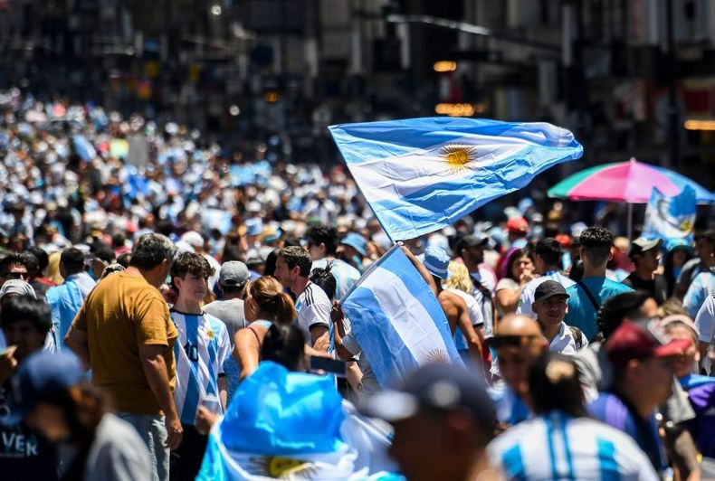 argentinos celebran en el obelisco scaled e1671389747564.jpg