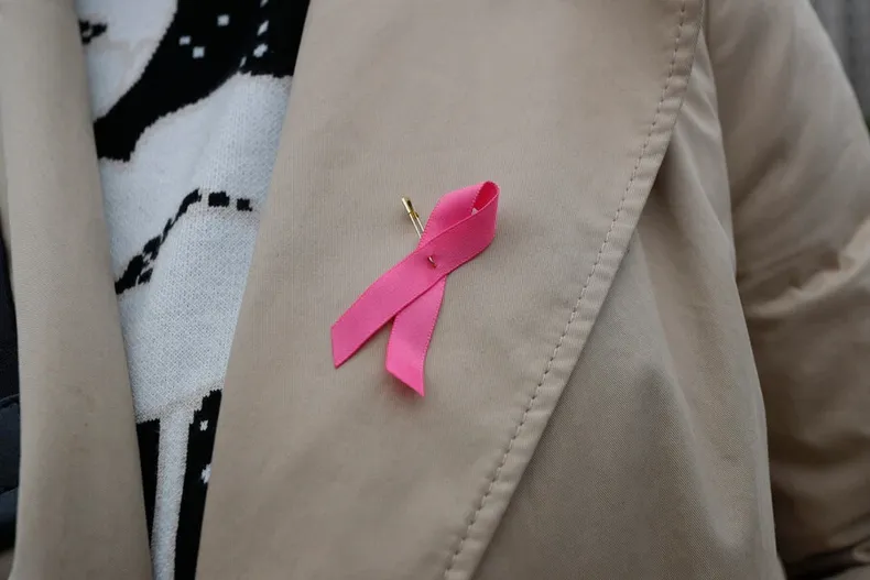 mujer judicializa su tratamiento de cancer de mama tras negativa del minsal a financiar farmaco de 2,6 millones por dosis.webp