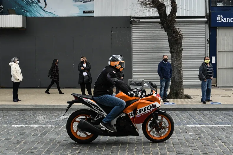 tras 10 anos padre de motociclista muerto en accidente por avenida en mal estado en conchali sera indemnizado por municipio.webp