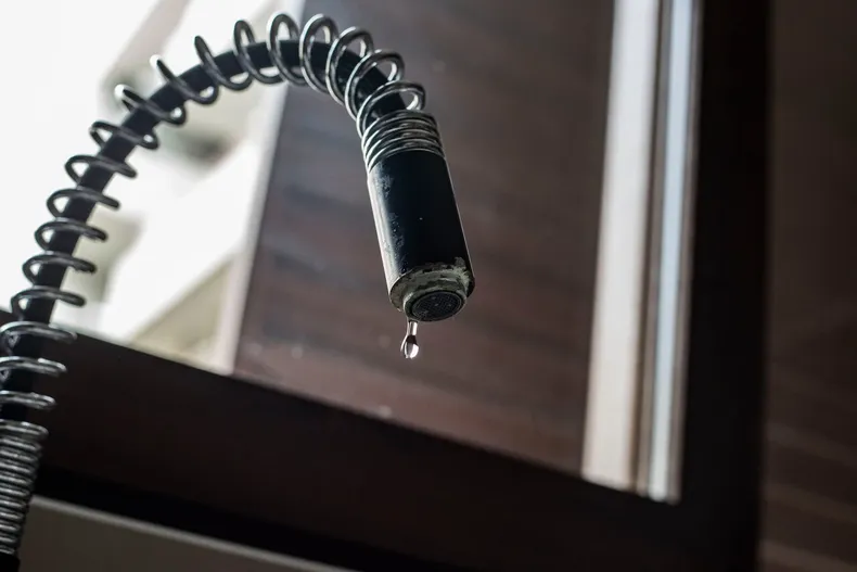 administrador de condominio corto luz a adulto mayor con insuficiencia renal por multas impagas debera restablecer suministro.webp