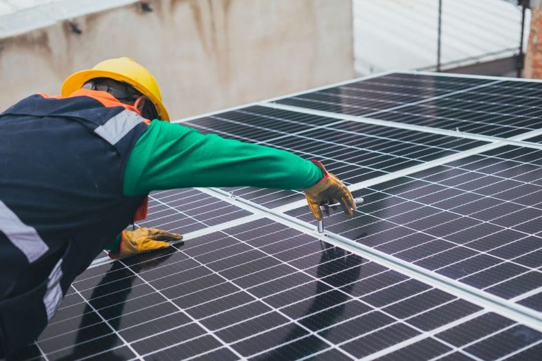 Edify explica cómo funcionan la energía solar con almacenamiento, su costo de instalación, el ahorro en las cuentas y su aporte a la reducción de emisiones.