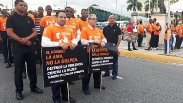 Hombres marchan contra la violencia hacia las mujeres en República Dominicana