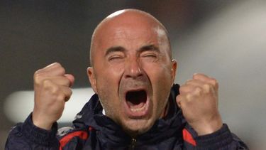Por darte color: Hinchas del Sevilla exigen el despido inmediato del rehén Jorge Sampaoli