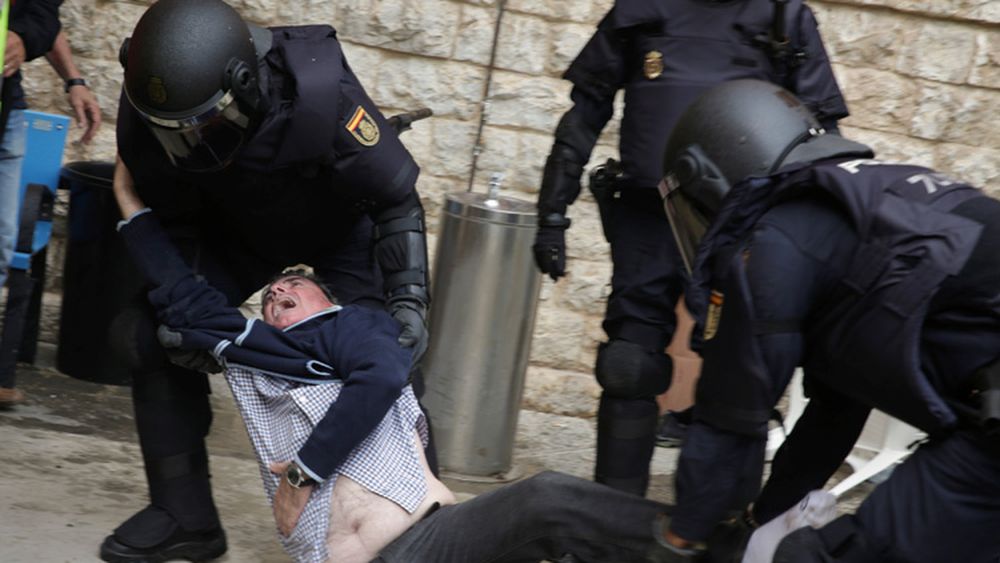 VIDEO| Ministro español dice que imágenes de represión por referéndum catalán corresponden al Chile de Pinochet