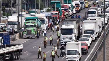 Paro de camioneros sigue este viernes pese a advertencia de desabastecimiento