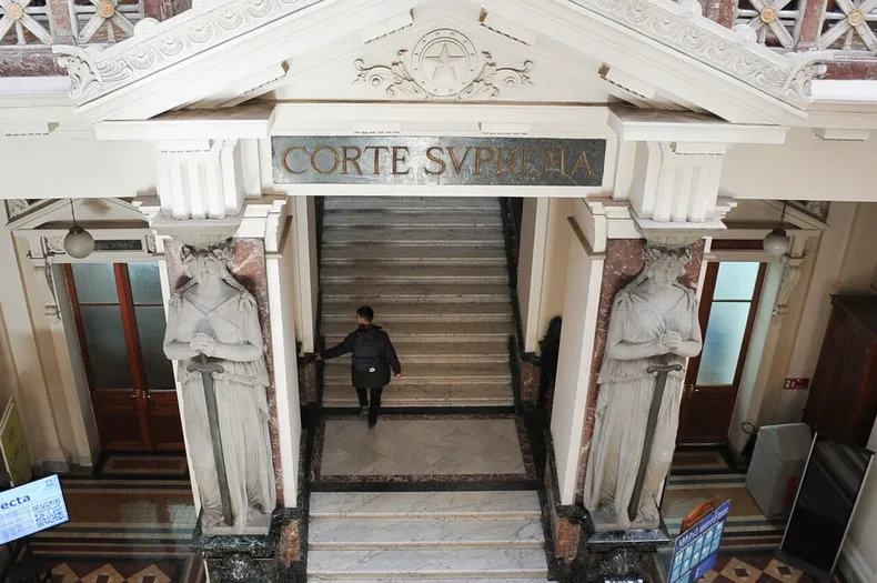 con mensaje prohibido su ingreso por vif pusieron su foto en consejeria  pidio en tribunales sacarla y lo rechazaron.webp